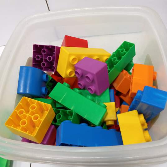 6.4lbs. Bundle of Assorted Lego Diplo Building Bricks In Plastic Container image number 2