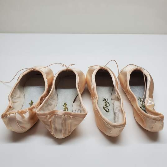 Lot of 2 Pairs Capezio Ballet Dance Pointe Shoes Size 7M/ 7.5M #121 image number 2