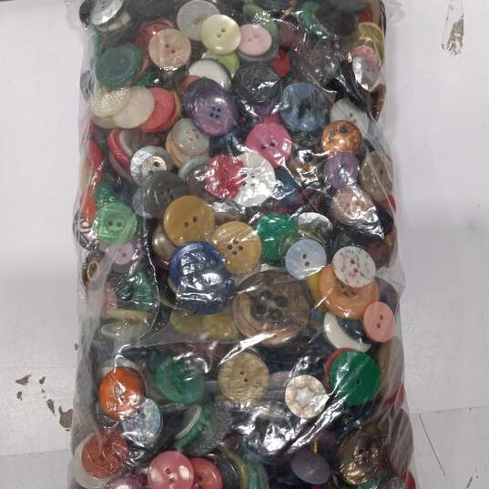 7.6lbs of Buttons image number 3