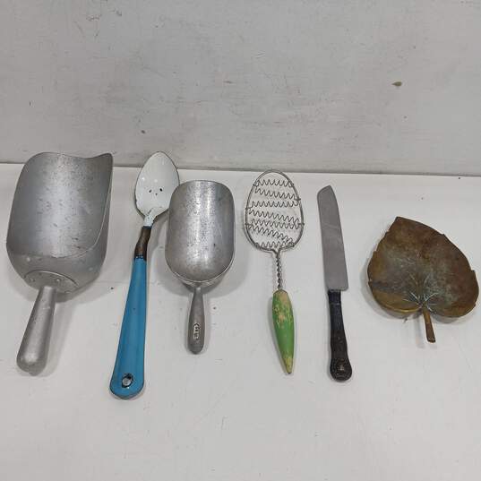 Lot Of Assorted House Utensils image number 4