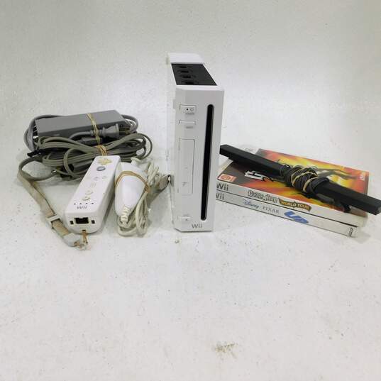 Nintendo Wii  w/1 nunchuk and 1 Controllers and 2 games UP image number 1