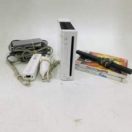 Nintendo Wii  w/1 nunchuk and 1 Controllers and 2 games UP