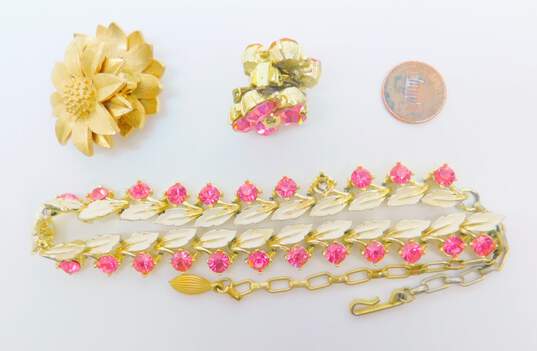 Vintage Gold Tone Pink Rhinestone Flower Necklace & Clip Earrings 88.5g image number 5
