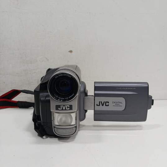 JVC Compact VHS Tape Camcorder Model No. GR-SXM915U w/Carrying Case and Accessories image number 3
