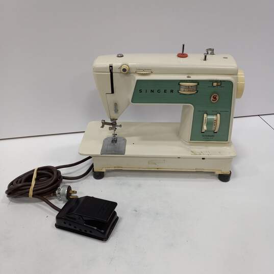 Vintage Singer Scholastic Sewing Machine Model 717 image number 1