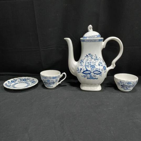 Set of 7 Vintage Myott Meakin Blue Onion Cups, Saucers & Pot image number 3