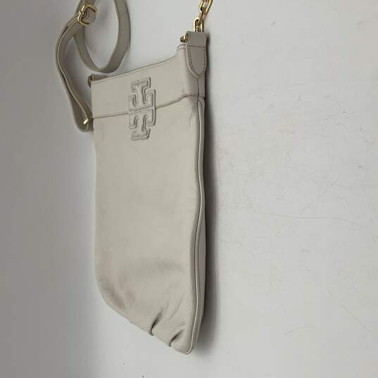 Womens Athena White Leather Adjustable Strap Logo Zipper Crossbody Purse image number 3