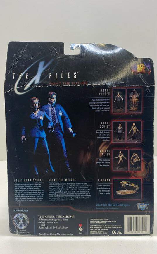 1998 McFarlane Toys The X Files (Series 1) Agent Fox Mulder Action Figure image number 2