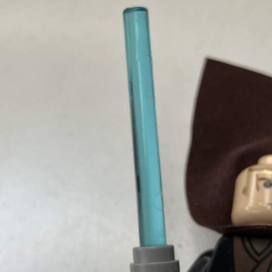 LEGO Star Wars Minifigure: Anakin Skywalker - Trans-Light Blue Light-up Lightsaber image number 4
