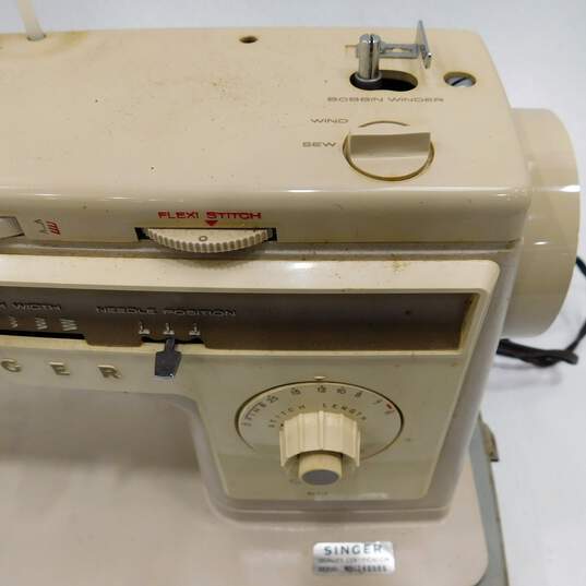 Singer 513 Stylist Electric Sewing Machine With Pedal & Case image number 4