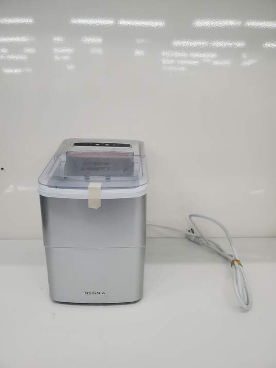 Insignia 26 Lb. Portable Ice Maker with Auto Shut-Off Untested image number 1