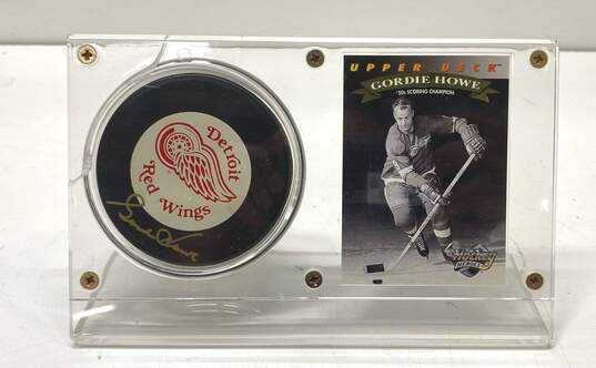 Encased Trading Card & Hockey Puck Signed by Gordie Howe - Detroit Red Wings image number 1