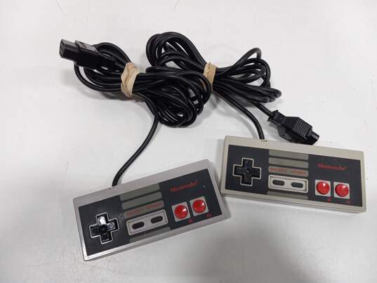 Nintendo Entertainment System NES w/ 2 Controllers image number 3