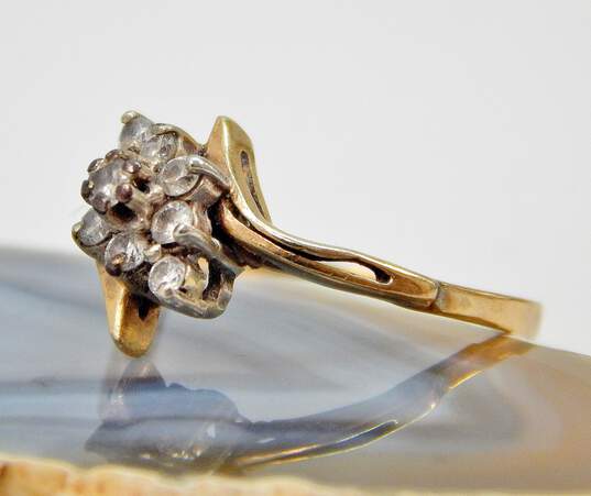 10K Yellow Gold 0.45 CTTW Round Diamond Cluster Ring 2.0g image number 2