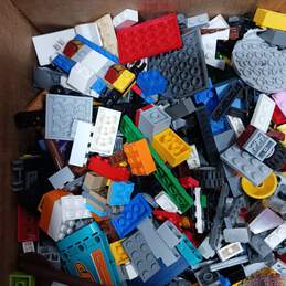 8.3lb Bulk of Assorted Lego Building Bricks and Pieces alternative image