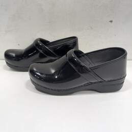Dansko Women's Black Shiny Leather Clogs Size (EU 38) alternative image