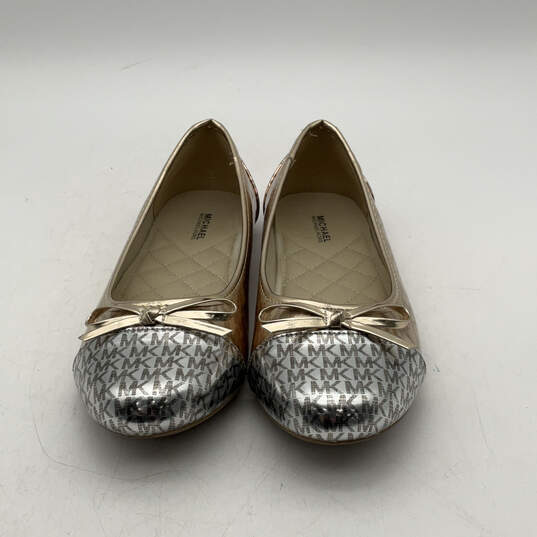 Womens Gold Silver Leather Bow Round Toe Slip On Ballet Flats Size 4 image number 1