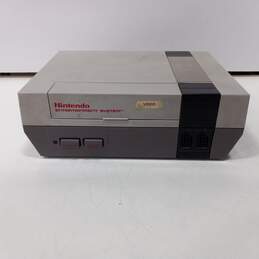 Nintendo Entertainment System NES Console w/ Controllers alternative image