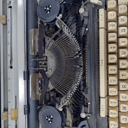 Deluxe Typewriter In Case image number 3
