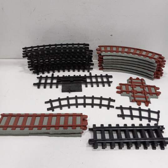 Bundle of Assorted Plastic Train Cars, Tracks & Structures image number 4