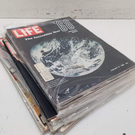 Lot of 10 Vintage Life Magazines from the 60s image number 1