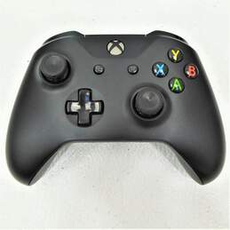 Lot of 2 Microsoft Xbox One Controllers alternative image