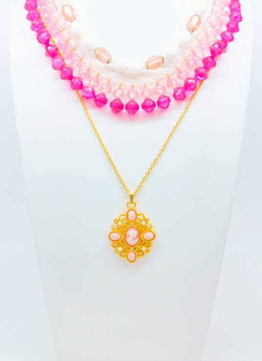 VNTG Gold Tone Pink & White Mid Century Beaded Jewelry image number 2
