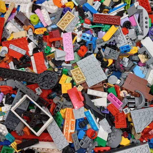 8.2 Pound Bundle of Assorted Lego Pieces image number 1