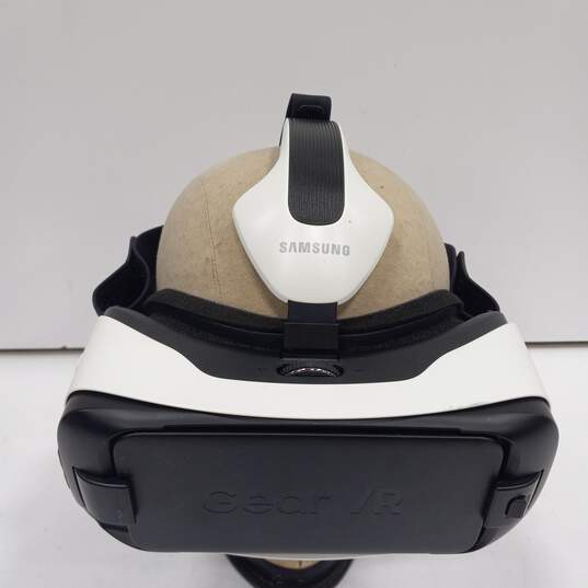 Samsung VR Headset image number 2