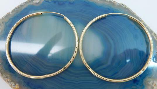 14K Yellow Gold Etched Brushed Accents & Smooth Tube Hoop Earrings 3.9g image number 4