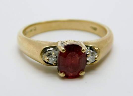 10K Yellow Gold Oval Garnet 0.04 CTTW Diamond Side Stones Ring 3.1g image number 1