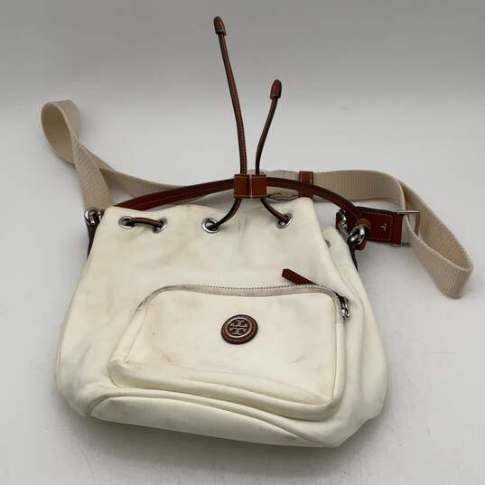 Tory Burch Womens White Brown Adjustable Strap Drawstring Crossbody Purse image number 1