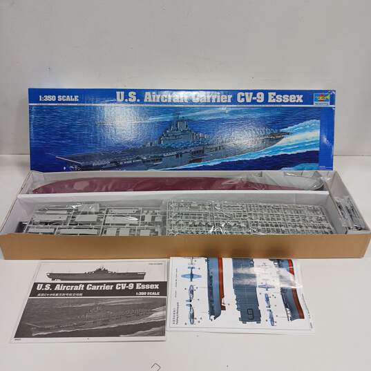Trumpeter 05602 Aircraft Carrier USS Essex CV-9 image number 1