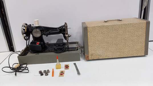 Vintage 1938 Singer Sewing Machine in Case image number 1
