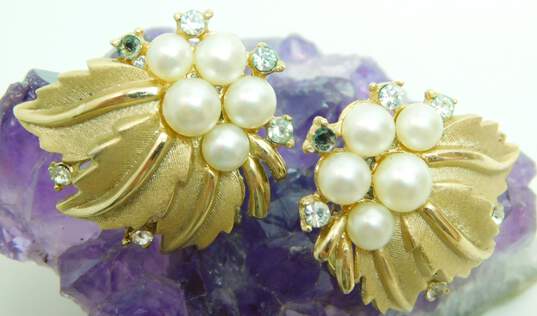 Vintage Crown Trifari Rhinestone Faux Pearl & Gold Tone Clip-On Earrings 12.7g image number 4