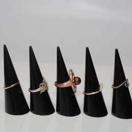 Assortment of 5 Sterling Silver, Vermeil, & Rose Gold Plated Rings (Sizes 4 - 7) - 15.0g alternative image