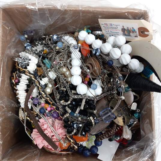 6.8lb Bulk of Assorted Costume Jewelry image number 3