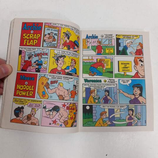 BUNDLE OF 7 ASSORTED ARCHIE COMIC BOOKS image number 6