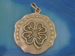 Vintage 10k Yellow Gold Four Leaf Clover Baby Beef Club Etched Charm 6.5g alternative image