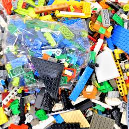 7.4 lbs. Of LEGOS Bricks And Pieces
