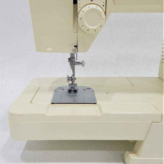 Singer Electric Sewing Machine 4528C w/ Accessories & Manual image number 4