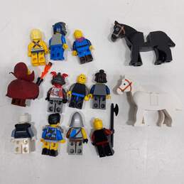 Bundle of 11 Lego Knight & 2 Horse Minifigures alternative image