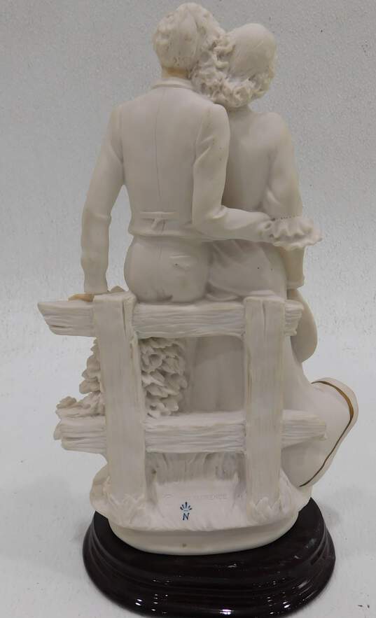 Capodimonte Giuseppe Armani Lovers With Roses Figurine image number 4
