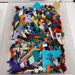 7 lb Bundle of Assorted Lego Bricks alternative image