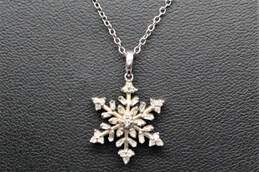Sterling Silver Diamond Accent Snowflake Pendant Necklace (18.0in) - 2.8g