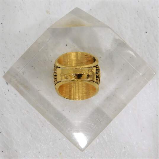 Chicago Bulls 1998 World Champs Replica Ring In Lucite image number 3