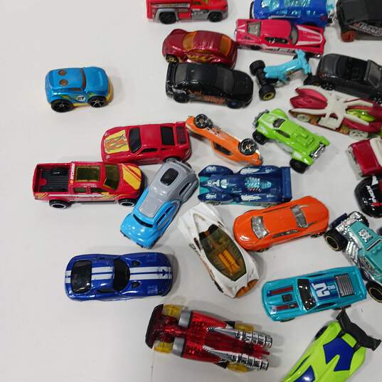 4 Pound of Bundle of Assorted Hot Wheels Toy Cars image number 3