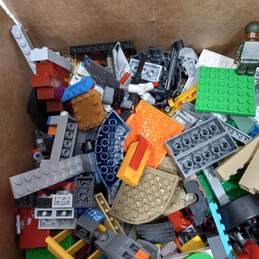 8lbs of Assorted Lego Building Bricks & Pieces alternative image