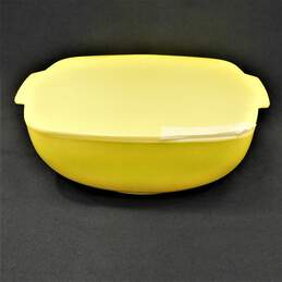 Vintage Pyrex Yellow 2.5 Qt. Hostess Dish w/ Red & Yellow Mixing Bowls alternative image
