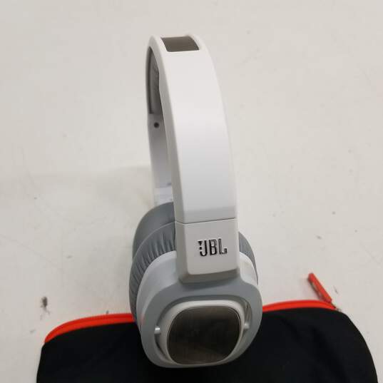 JBL J55 Audio Headphones White with Case image number 4